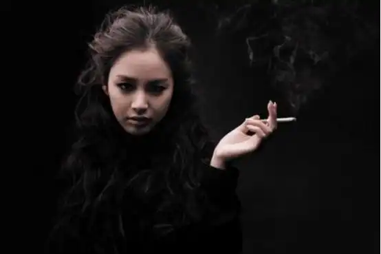 娱乐圈会抽烟的女明星,杨颖疑似老烟枪,她令人意想不到