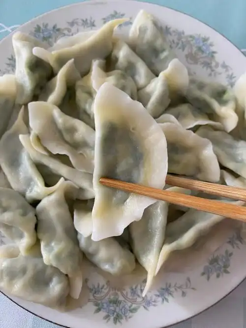 比肉馅还好吃的素馅饺子09材料:面粉,韭菜,鸡蛋做法:1,面粉