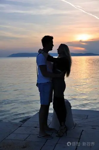 在日落时分拥抱爱情的情侣