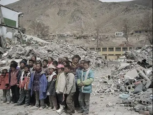 纪念"4·14"玉树地震10周年 月下藏人摄影人眼中的灾难玉树