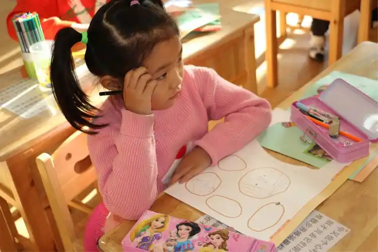 爱艺嘉国际幼儿园创意美术课