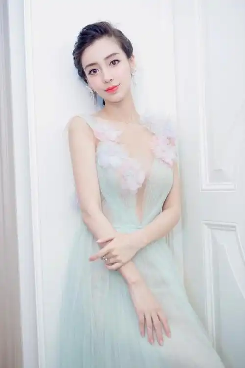 女星杨颖典礼上, 穿深v礼服, 性感娇艳