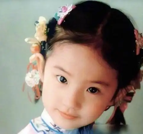 刘亦菲小时候打扮的也太精致了吧?