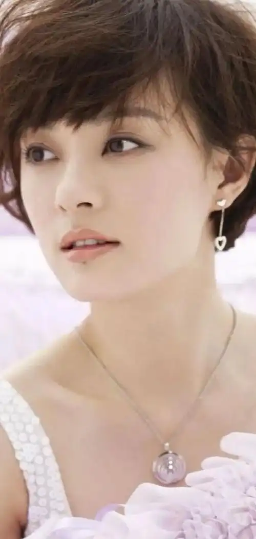 真挚而深邃的眼神孙俪那双眼睛总是散发出一种真挚而深邃的力量,仿佛