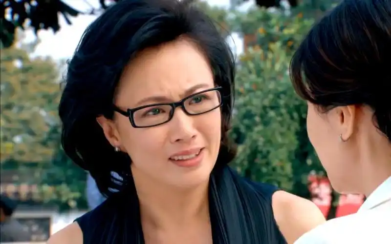 国话演员马丽# 秋枫|眼镜限制了眼泪的发挥.