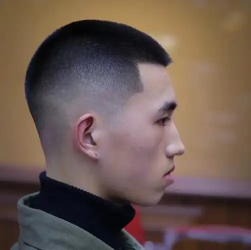 整体长度都控制在2cm之内 ,简单利落免打理 ,很适合懒星人男士