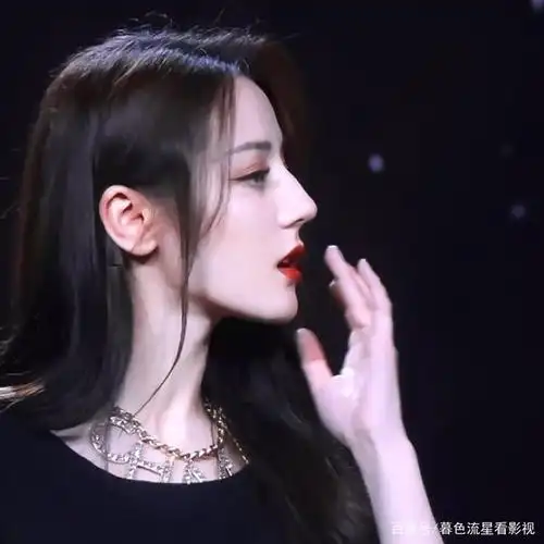 迪丽热巴侧面照显的脸型好精致