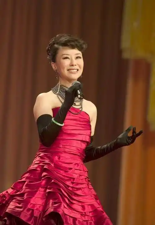 "民歌天后"祖海:9次上舞台,嫁给大37岁的上司,今44岁依然单身_邹友