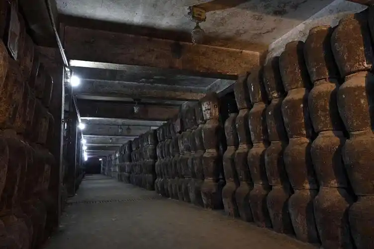 后酵等十八般酒艺,历经100多天古法自然发酵,再经地下酒窖8年陶坛贮存