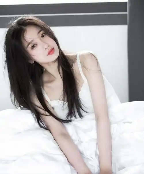 除了演艺事业,虞书欣在日常生活中的穿搭风格也备受人们的关注.