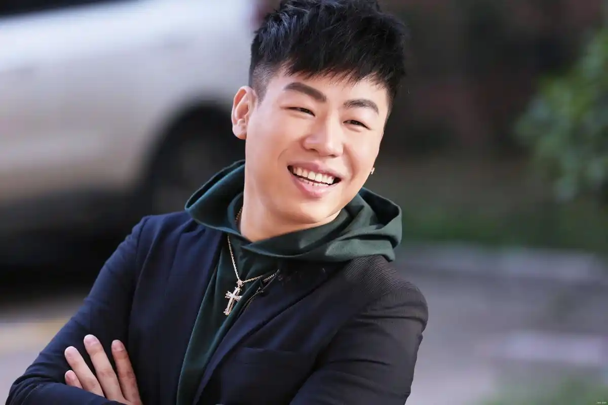 胡彦斌发文否认与郑爽复合惹网友不满,郑爽发文却获赞无数