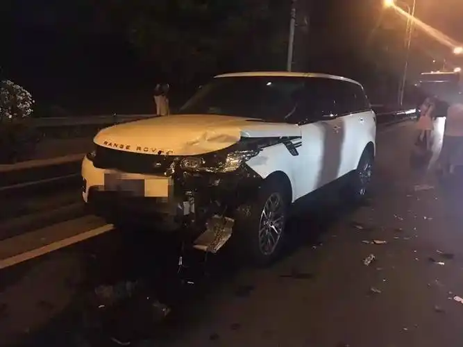 昨晚敔山湾被张宇虐哭4车连撞路虎宝马损失惨重堵车绵延数公里