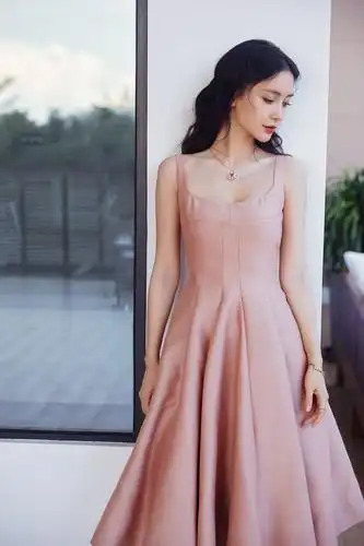 baby穿裸粉色吊带连衣裙卷发披肩温柔甜美