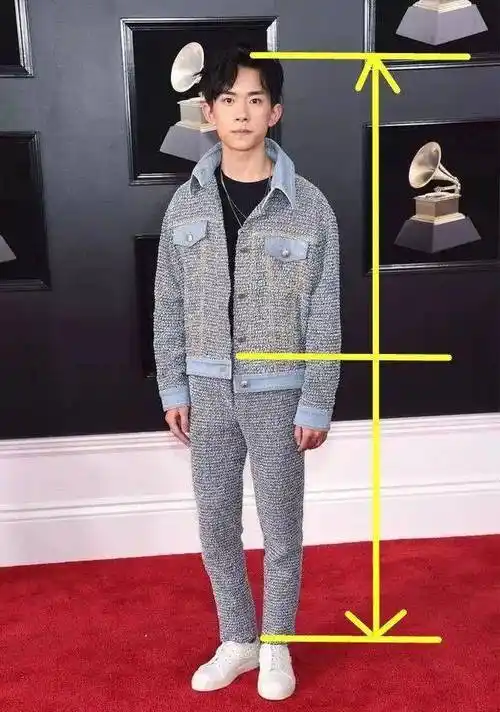 易烊千玺出现"倭化",和他的仪态有很大关系,他个子比较矮,官方身高178