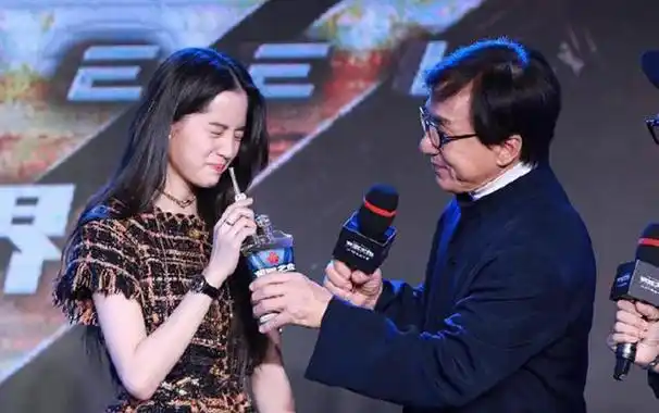 欧阳娜娜成龙关系欧阳娜娜成龙关系好吗