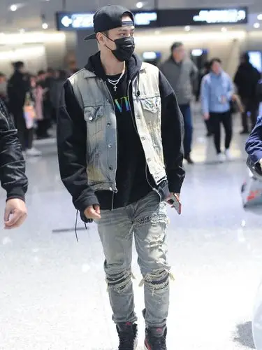 罗志祥变身带货达人穿破洞牛仔裤现身潮范十足