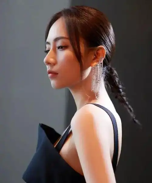 刘惜君:气质温婉,身姿撩人的女歌手