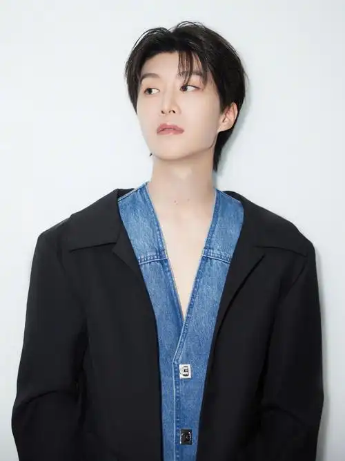 范丞丞今日活动造型96 牛仔拼接西装,真空v领斯哈斯哈_高清图集