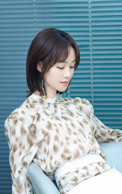 简介:蓝盈莹优雅迷人写真图片,分享一组蓝盈莹图片给大家,图中的明星