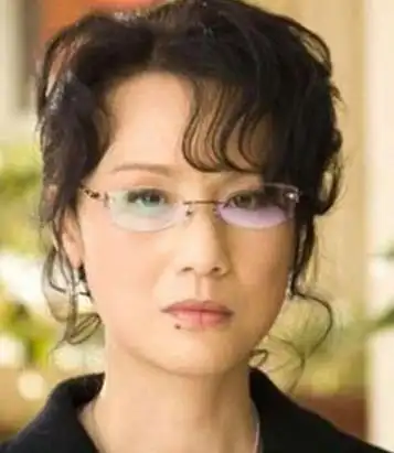 之所以说李建群才貌双全,因为她不单单是一个优秀的演员,还是一位著名