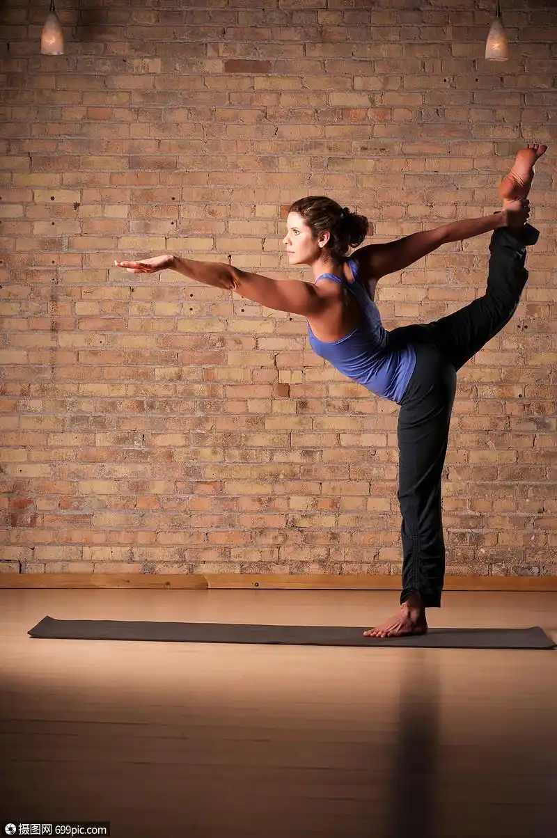 在垫子上练习瑜伽的女人光脚的外国人像