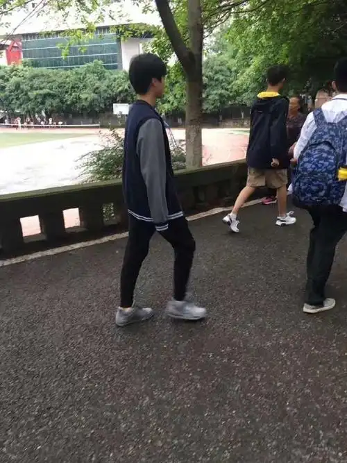 王俊凯的高中毕业照