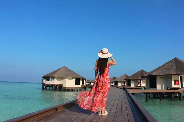 再问一句,背影美不美~来张合影吧~奔跑吧,安静的美女子~走向大海~jump