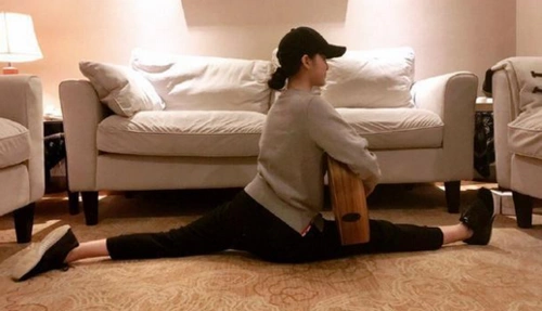 欧阳娜娜一字马弹吉他 满屏的大长腿十分抢镜