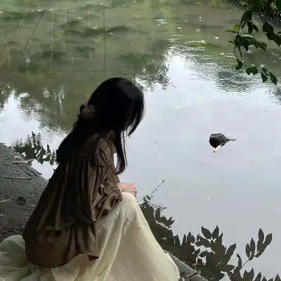 侧身唯美有意境的女生真人头像图片