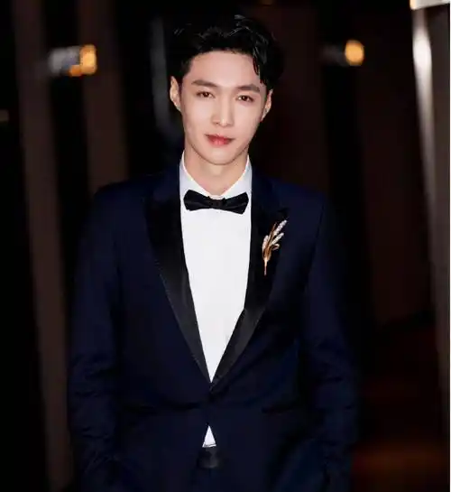 张艺兴生图比精修绝,路人角度下五官精致优越,拍照动作暴露喜好_状态