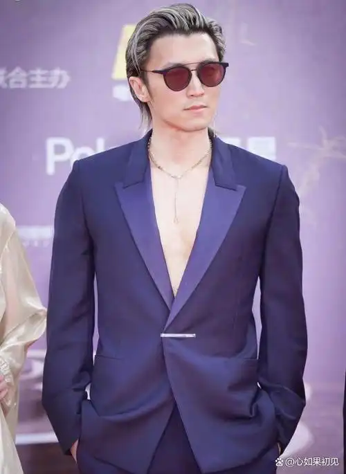 其中,代表剧组《海关战线》行红地毯的谢霆锋非常抢眼,以全新发型示人