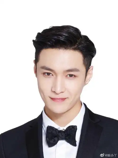 娱乐圈的证件照杀手#张艺兴太正了,怎么拍都好看今天也要为艺兴的