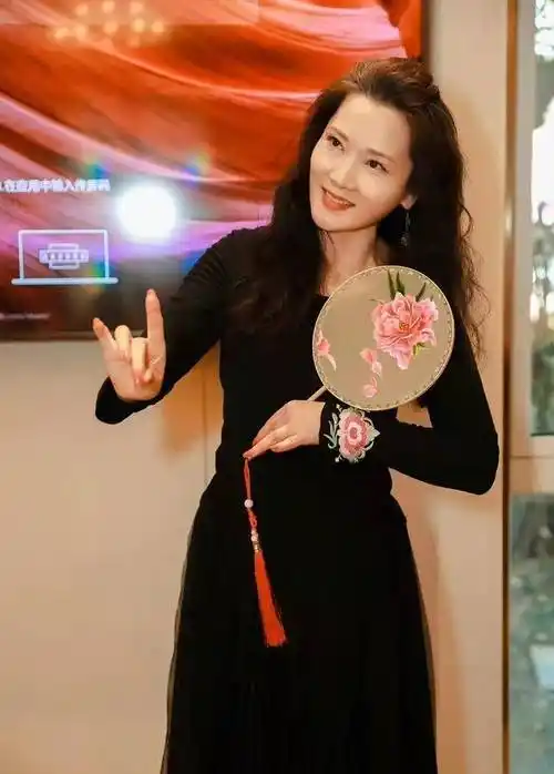 何赛飞身材干瘦,59岁穿紧身裙还勒出细腰,跟素人比才见识到多美_照片