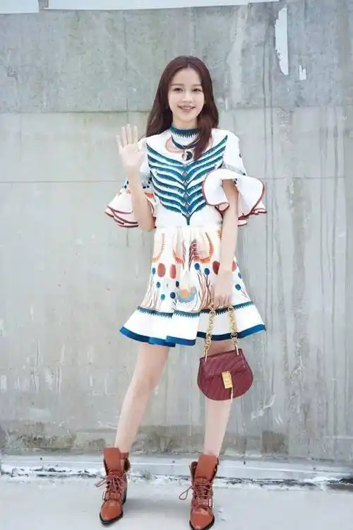 孙怡首登巴黎时装周宛若清新小公主脚蹬短靴秀细长直美腿