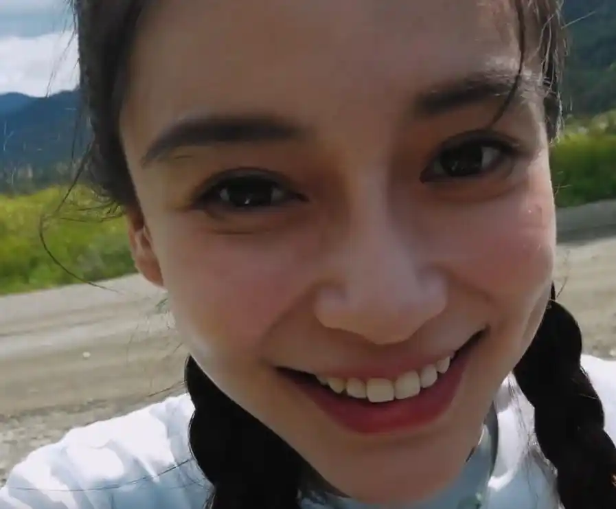 杨颖自拍素颜依旧漂亮,只是眼袋很明显,网友:来自大眼睛的烦恼