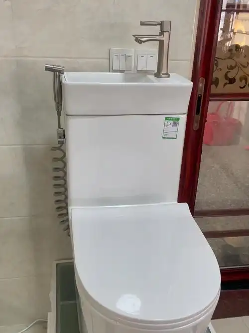 环保风马桶马桶自带洗手盆,方便洗手,并且产生废水可以流入水箱储存