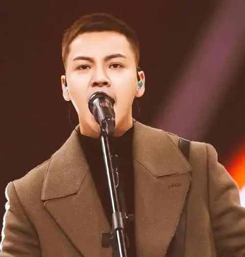 男明星帅不帅看寸头?王一博被嘲"土肥圆",朱一龙撞脸梁朝伟