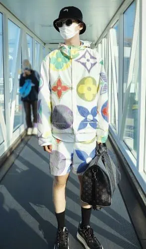 终于知道为啥范丞丞不爱炫腿了,当他穿上短裤,女生都羡慕不来