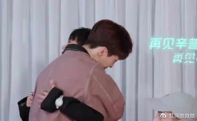 范丞丞刘雨昕楼梯相会谁注意两人拥抱的姿势还说没在一起