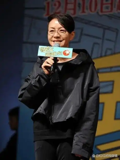 宋丹丹贵妇生活真滋润!穿搭时髦外套比年轻人还耀眼