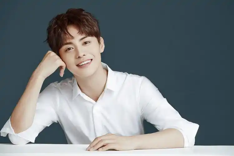 初秋穿什么看马天宇如何将白衬衫穿出独特气质