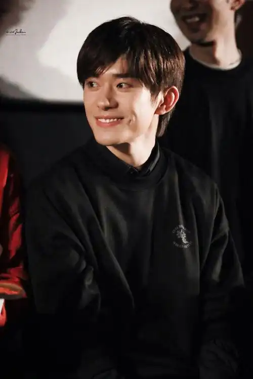 #易烊千玺胡茬自拍##易烊千玺晒满江红剧组照#