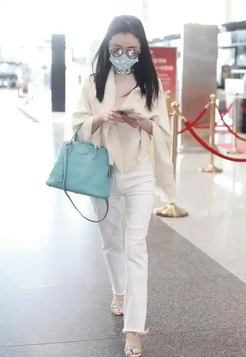 舒畅买年货穿得真高调穿大红色羽绒服逛街气质好惊艳