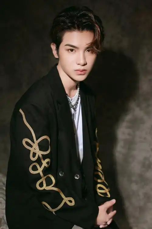 黄明昊重庆欢乐谷#20200801@jjjustin0219重庆欢乐谷电音节 饭拍杭