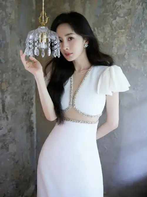 杨幂碎钻露腰白裙##杨幂羽毛裙摆