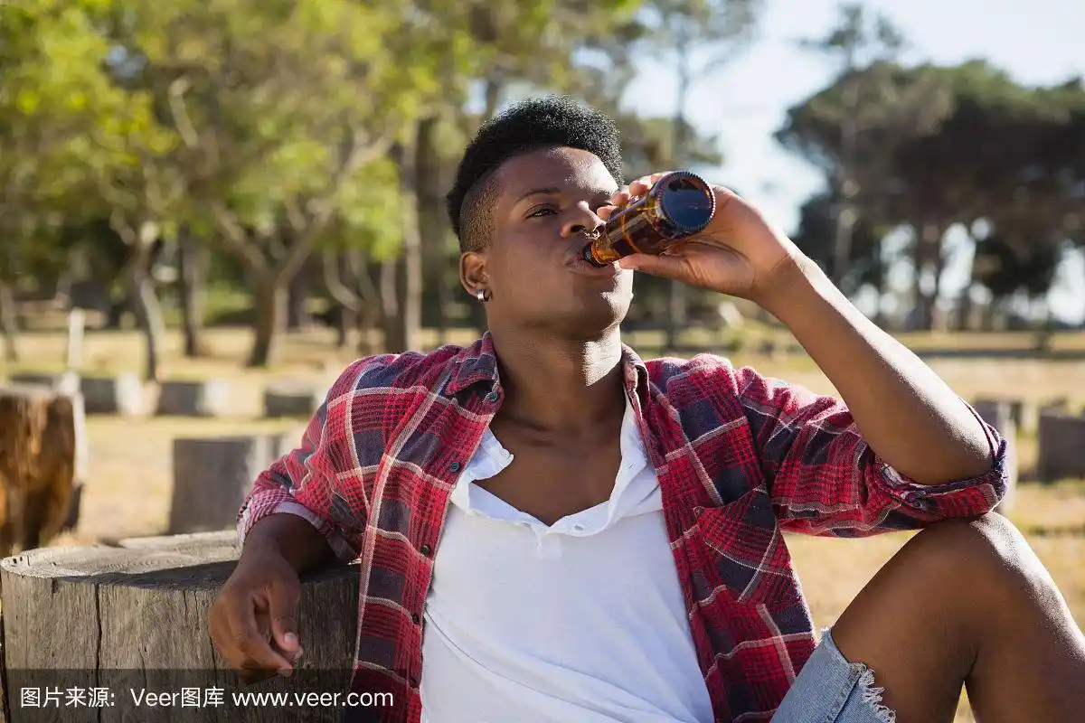 有人在公园里喝啤酒