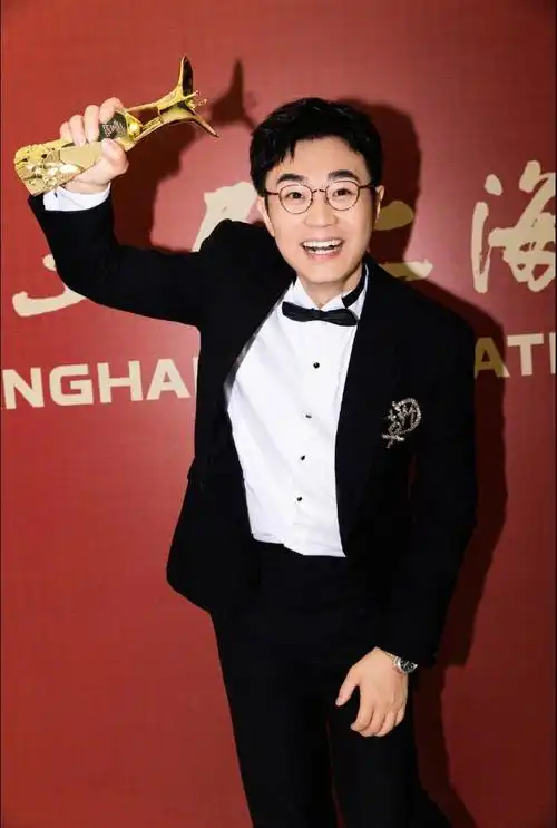 上海这一夜,宋佳身高傲人,王一博c位难让,大鹏高举"引导牌"_腾讯新闻