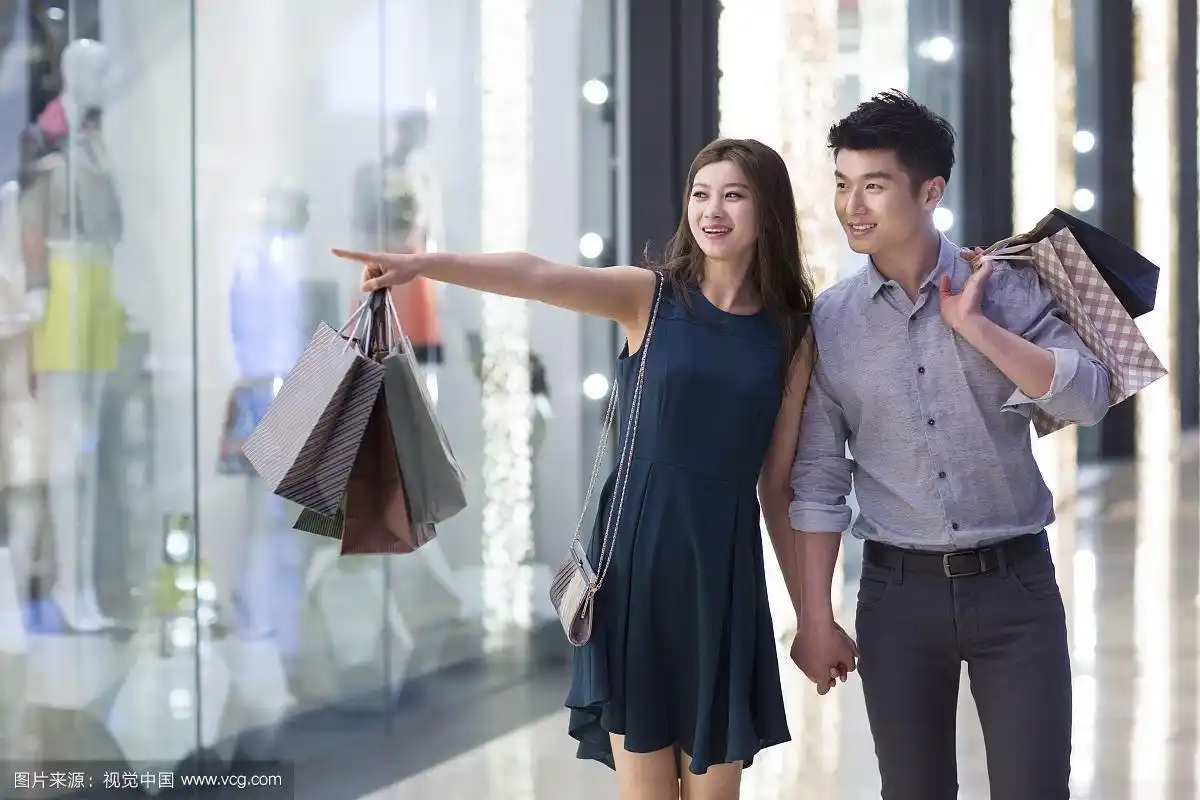 快乐的年轻情侣逛街购物