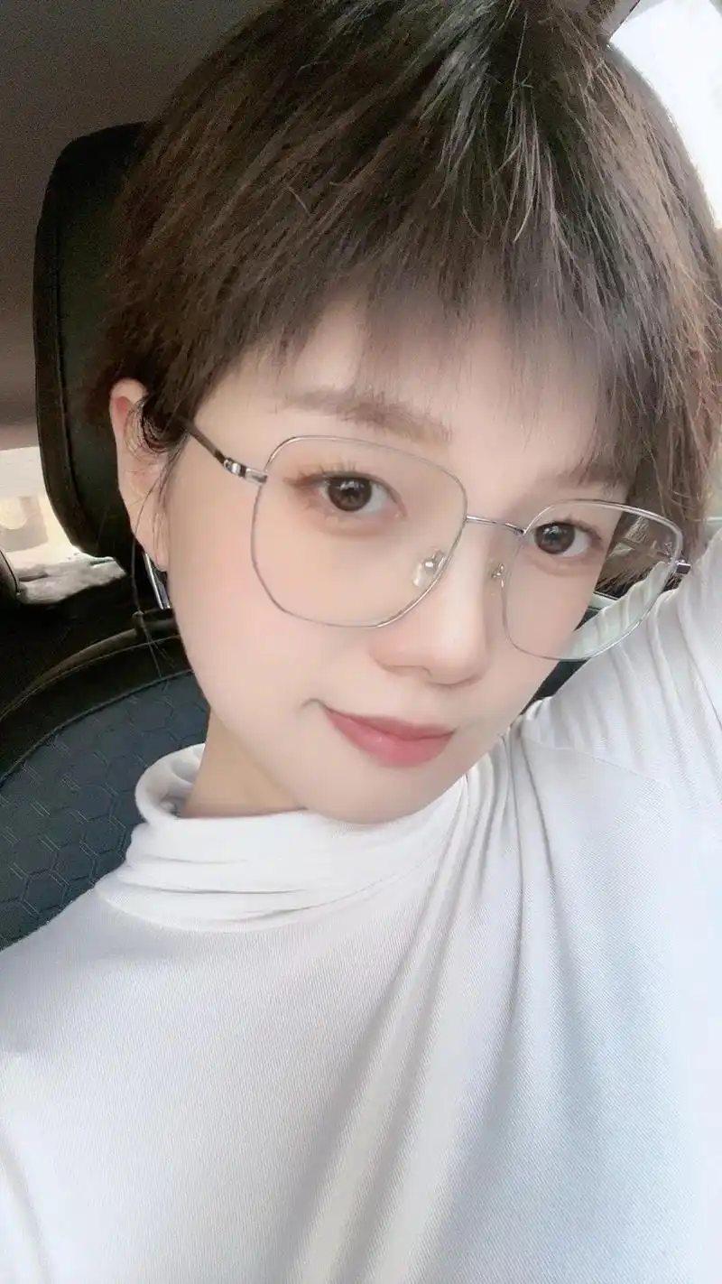 路边摘的小花好看吗?#短发姑娘 #戴眼镜的女生 - 抖音