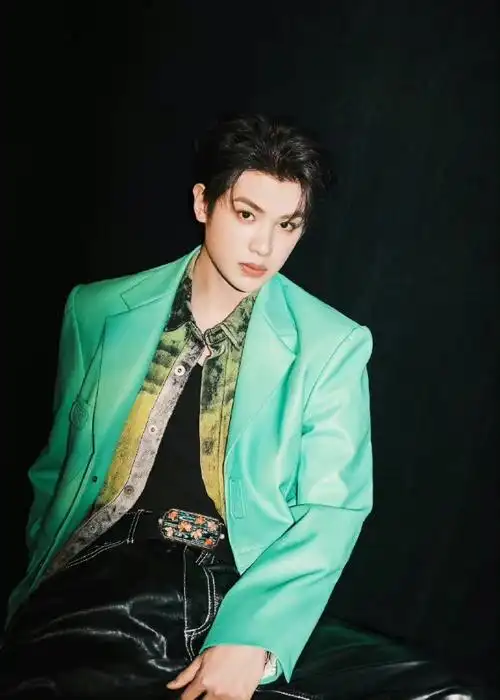 黄明昊薄荷绿西装